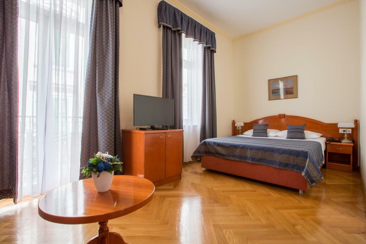 Hotel Galeb โอปาติยา ภายนอก รูปภาพ